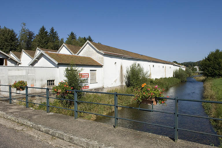 Façade de l'atelier de filature (préparation) le long de la Combeauté. © Jérôme Mongreville / Région Bourgogne-Franche-Comté, Inventaire du patrimoine - 2006