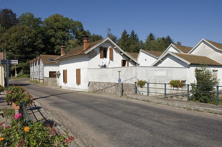 Bâtiments d'entrée et conciergerie, depuis le pont. © Jérôme Mongreville / Région Bourgogne-Franche-Comté, Inventaire du patrimoine - 2006