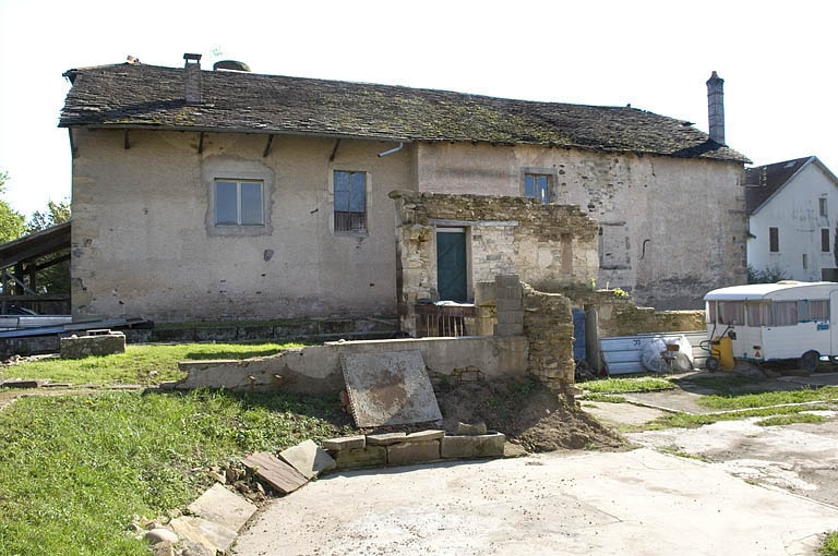 Façade nord de l'atelier de tonnellerie. Vue depuis l'emplacement du moulin. © Jérôme Mongreville / Région Bourgogne-Franche-Comté, Inventaire du patrimoine - 2006