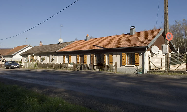 Logements ouvriers contigus du Magny (commune de Magny-d'Anigon). © Jérôme Mongreville / Région Bourgogne-Franche-Comté, Inventaire du patrimoine - 2006 Logements ouvriers contigus du Magny (commune de Magny-d'Anigon). © Jérôme Mongreville / Région Bourgogne-Franche-Comté, Inventaire du patrimoine - 2006