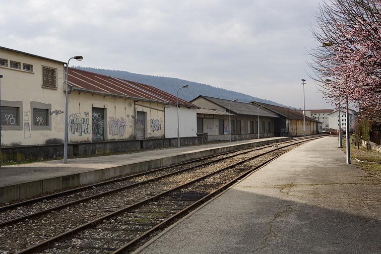 Entrepôts : façade postérieure (sur voies), de trois quarts gauche. © Yves Sancey / Région Bourgogne-Franche-Comté, Inventaire du patrimoine - 2007