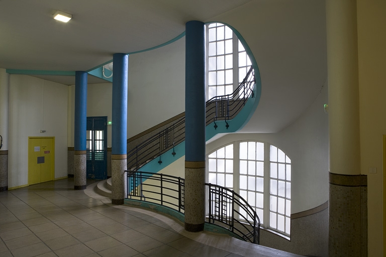 Corps d'entrée, grand escalier : palier du 2e étage. © Yves Sancey / Région Bourgogne-Franche-Comté, Inventaire du patrimoine - 2007 Corps d'entrée, grand escalier : palier du 2e étage. © Yves Sancey / Région Bourgogne-Franche-Comté, Inventaire du patrimoine - 2007