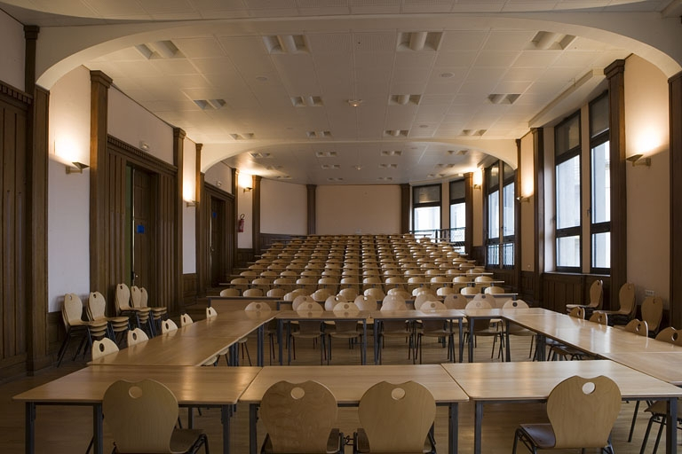 Corps d'entrée, amphithéâtre Labbé : vue d'ensemble. © Yves Sancey / Région Bourgogne-Franche-Comté, Inventaire du patrimoine - 2007 Corps d'entrée, amphithéâtre Labbé : vue d'ensemble. © Yves Sancey / Région Bourgogne-Franche-Comté, Inventaire du patrimoine - 2007