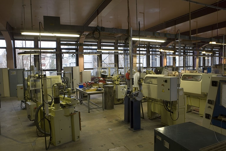 Traverse, atelier microtechnique 120 (1er étage) en 2007 avant rénovation : machines. © Yves Sancey / Région Bourgogne-Franche-Comté, Inventaire du patrimoine - 2007 Traverse, atelier microtechnique 120 (1er étage) en 2007 avant rénovation : machines. © Yves Sancey / Région Bourgogne-Franche-Comté, Inventaire du patrimoine - 2007