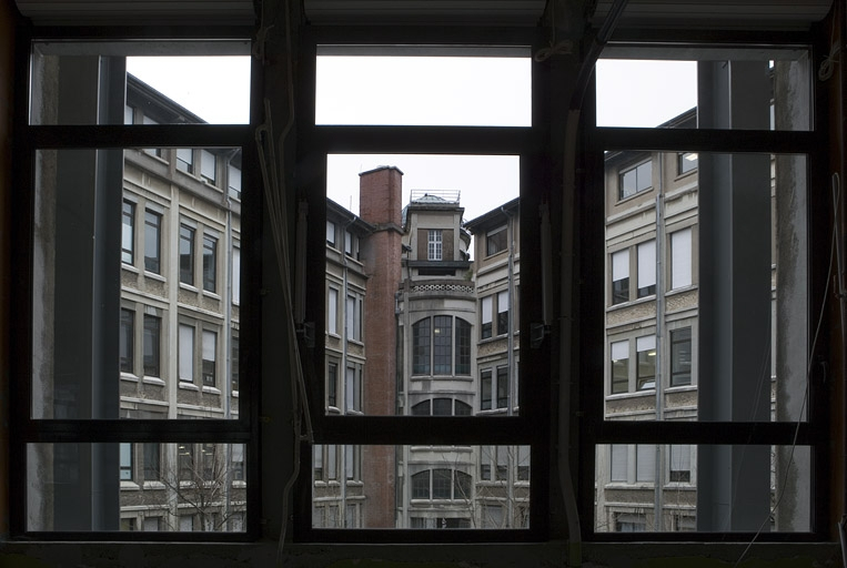 Traverse, atelier microtechnique (1er étage) : baie, avec vue sur la partie supérieure du corps d'entrée. Atelier microtechnique en 2007, avant rénovation. © Yves Sancey / Région Bourgogne-Franche-Comté, Inventaire du patrimoine - 2007 Traverse, atelier microtechnique (1er étage) : baie, avec vue sur la partie supérieure du corps d'entrée. Atelier microtechnique en 2007, avant rénovation. © Yves Sancey / Région Bourgogne-Franche-Comté, Inventaire du patrimoine - 2007