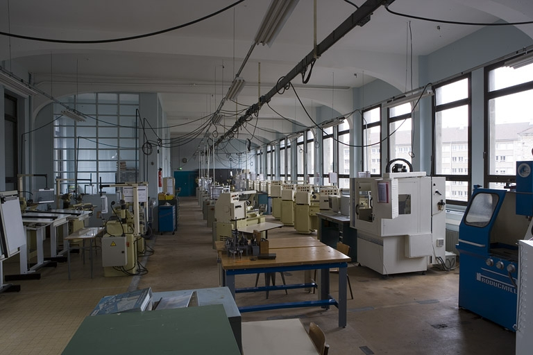 Aile nord, atelier microtechnique 390 (3e étage). © Yves Sancey / Région Bourgogne-Franche-Comté, Inventaire du patrimoine - 2007 Aile nord, atelier microtechnique 390 (3e étage). © Yves Sancey / Région Bourgogne-Franche-Comté, Inventaire du patrimoine - 2007