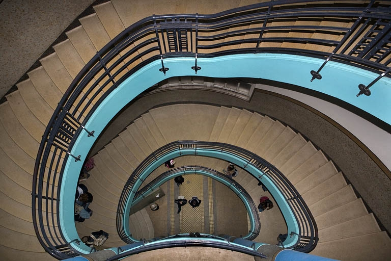 Garde-corps du grand escalier : vue plongeante depuis le palier du troisième étage. © Yves Sancey / Région Bourgogne-Franche-Comté, Inventaire du patrimoine - 2007