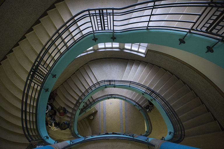 Corps d'entrée, grand escalier : vue plongeante depuis le palier du 3e étage. © Yves Sancey / Région Bourgogne-Franche-Comté, Inventaire du patrimoine - 2007 Corps d'entrée, grand escalier : vue plongeante depuis le palier du 3e étage. © Yves Sancey / Région Bourgogne-Franche-Comté, Inventaire du patrimoine - 2007