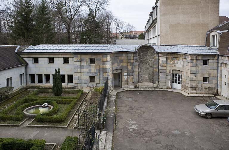 Vue d'ensemble de la cour et du jardin. © Yves Sancey / Région Bourgogne-Franche-Comté, Inventaire du patrimoine - 2007