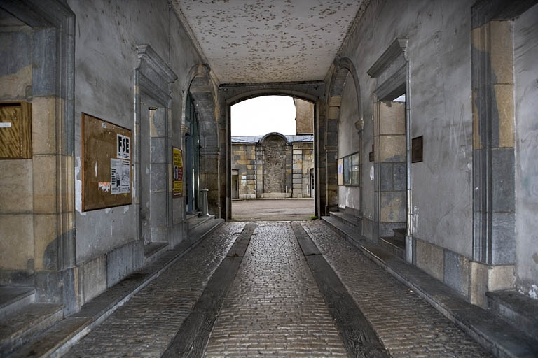 Détail du passage cocher depuis le portai d'entrée. © Yves Sancey / Région Bourgogne-Franche-Comté, Inventaire du patrimoine - 2007