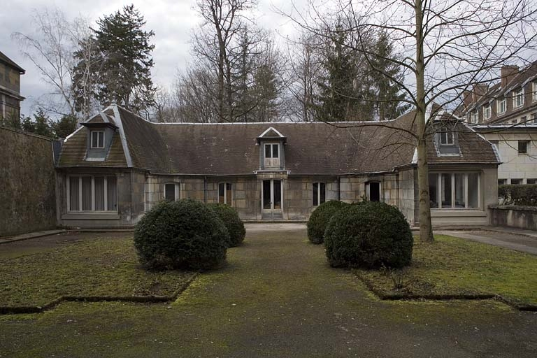 Bâtiment des anciennes écurie et remise : vue d'ensemble. © Yves Sancey / Région Bourgogne-Franche-Comté, Inventaire du patrimoine - 2007