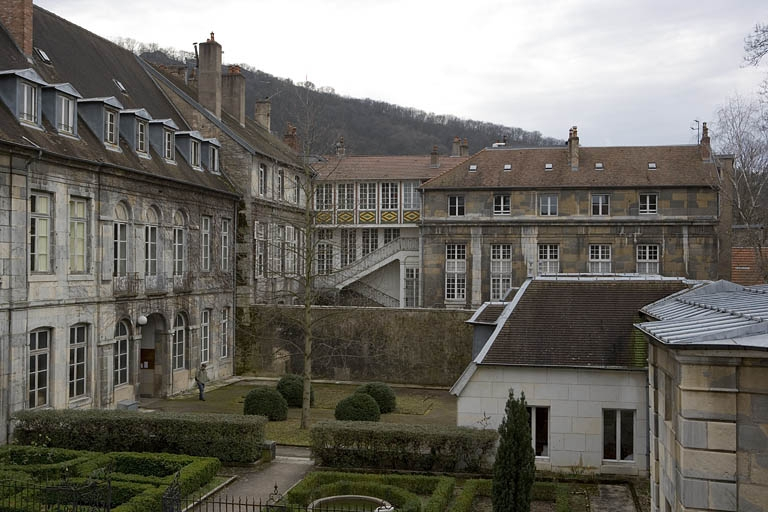 Vue d'ensemble de la façade sur cour, de trois quarts gauche. © Yves Sancey / Région Bourgogne-Franche-Comté, Inventaire du patrimoine - 2007