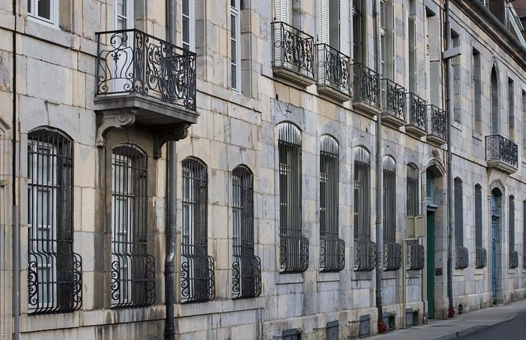Vue rapprochée de la façade sur rue : de trois-quart gauche. © Yves Sancey / Région Bourgogne-Franche-Comté, Inventaire du patrimoine - 2007