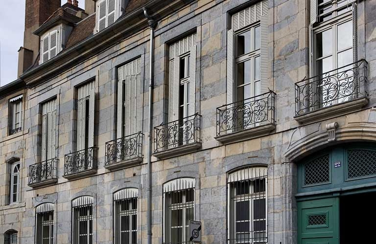 Façade sur rue : détail des baies du premier étage. © Yves Sancey / Région Bourgogne-Franche-Comté, Inventaire du patrimoine - 2007