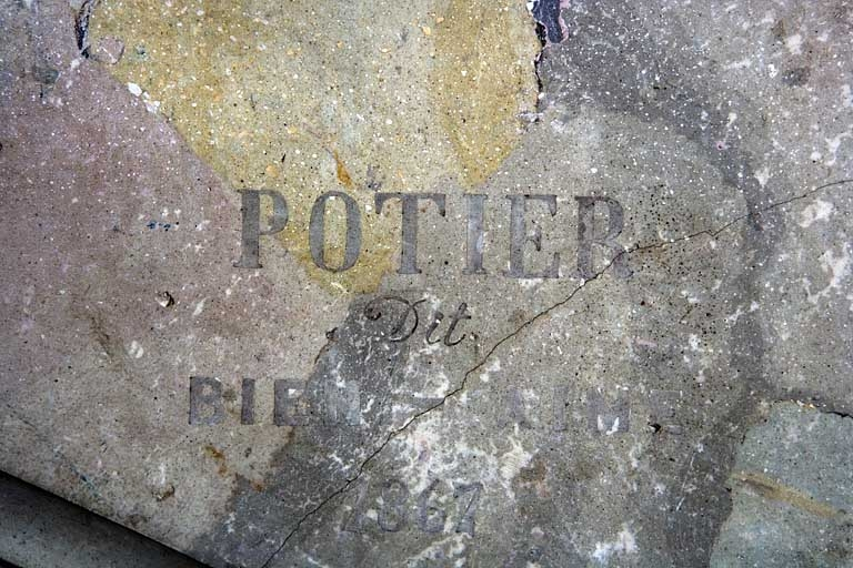 Détail de la signature du restaurateur de la cage d'escalier avec la date 1867. © Yves Sancey / Région Bourgogne-Franche-Comté, Inventaire du patrimoine - 2007