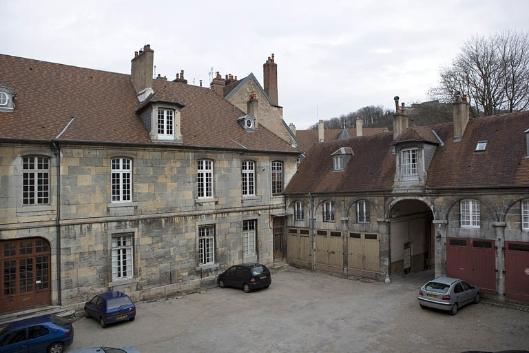 Vue d'ensemble de l'aile droite sur cour et du bâtiment sur rue, de trois quarts gauche. © Yves Sancey / Région Bourgogne-Franche-Comté, Inventaire du patrimoine - 2007
