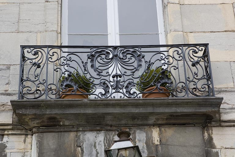 Détail du balcon en ferronnerie sur la façade sur cour du logis principal. © Yves Sancey / Région Bourgogne-Franche-Comté, Inventaire du patrimoine - 2007