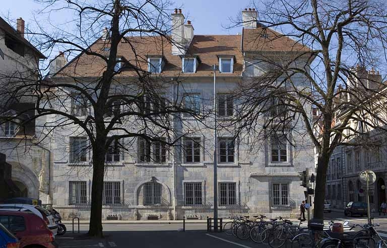 Vue d'ensemble de la façade latérale gauche depuis la promenade Granvelle. © Yves Sancey / Région Bourgogne-Franche-Comté, Inventaire du patrimoine - 2007