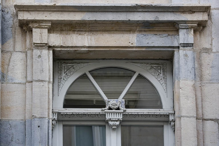 Détail du décor du tympan de la porte-fenêtre donnant sur le balcon. © Yves Sancey / Région Bourgogne-Franche-Comté, Inventaire du patrimoine - 2007