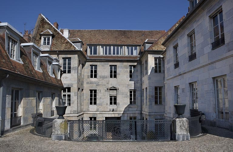 Vue d'ensemble des façades sur cour depuis la terrasse du jardin d'hiver. © Yves Sancey / Région Bourgogne-Franche-Comté, Inventaire du patrimoine - 2007