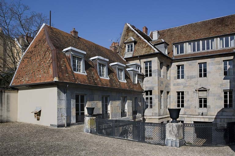 Vue de l'aile droite sur cour depuis la terrasse du jardin d'hiver. © Yves Sancey / Région Bourgogne-Franche-Comté, Inventaire du patrimoine - 2007