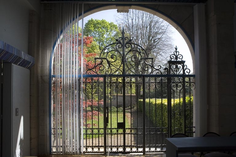 Vue du jardin depuis l'intérieur du jardin d'hiver. © Yves Sancey / Région Bourgogne-Franche-Comté, Inventaire du patrimoine - 2007