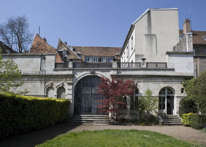 Vue de la façade postérieure du jardin d'hiver. © Yves Sancey / Région Bourgogne-Franche-Comté, Inventaire du patrimoine - 2007