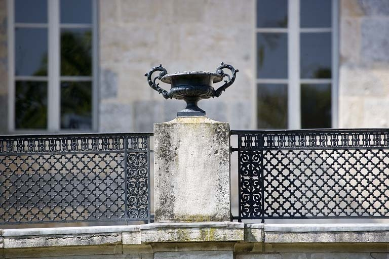 Détail d'un vase en fonte ornant le parapet de la terrasse du jardin d'hiver. © Yves Sancey / Région Bourgogne-Franche-Comté, Inventaire du patrimoine - 2007