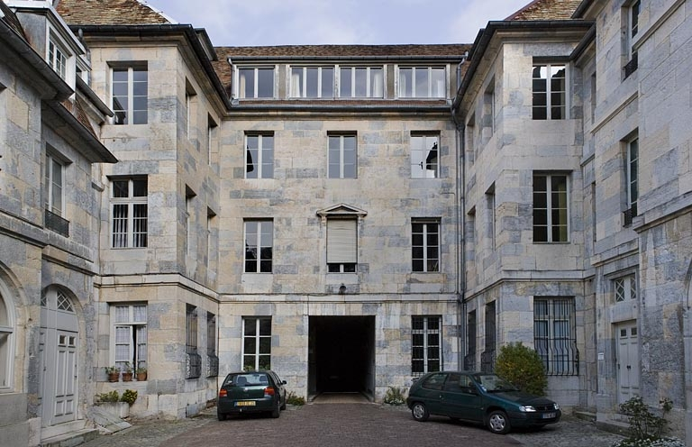 Vue d'ensemble des façades sur cour du logis principal depuis le fond de la cour. © Yves Sancey / Région Bourgogne-Franche-Comté, Inventaire du patrimoine - 2007
