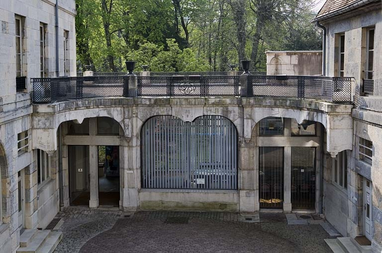 Vue d'ensemble du jardin d'hiver depuis la cour. © Yves Sancey / Région Bourgogne-Franche-Comté, Inventaire du patrimoine - 2007