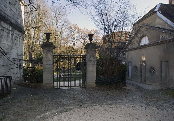 Vue d'ensemble de la première cour depuis l'entrée. © Yves Sancey / Région Bourgogne-Franche-Comté, Inventaire du patrimoine - 2007