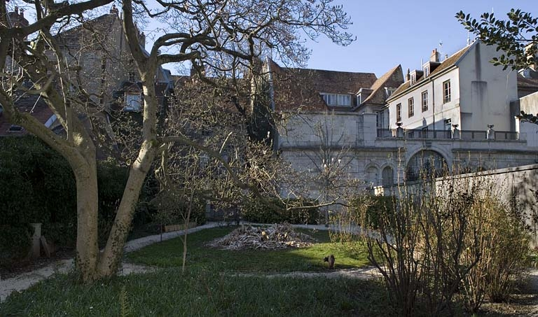 Vue d'ensemble du jardin depuis le fond de la parcelle. © Yves Sancey / Région Bourgogne-Franche-Comté, Inventaire du patrimoine - 2007