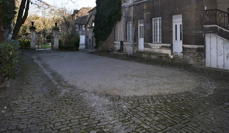 Vue d'ensemble du pavage de la cour. © Yves Sancey / Région Bourgogne-Franche-Comté, Inventaire du patrimoine - 2007