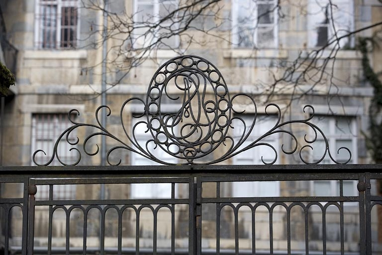 Détail du couronnement de la grille du jardin. © Yves Sancey / Région Bourgogne-Franche-Comté, Inventaire du patrimoine - 2007