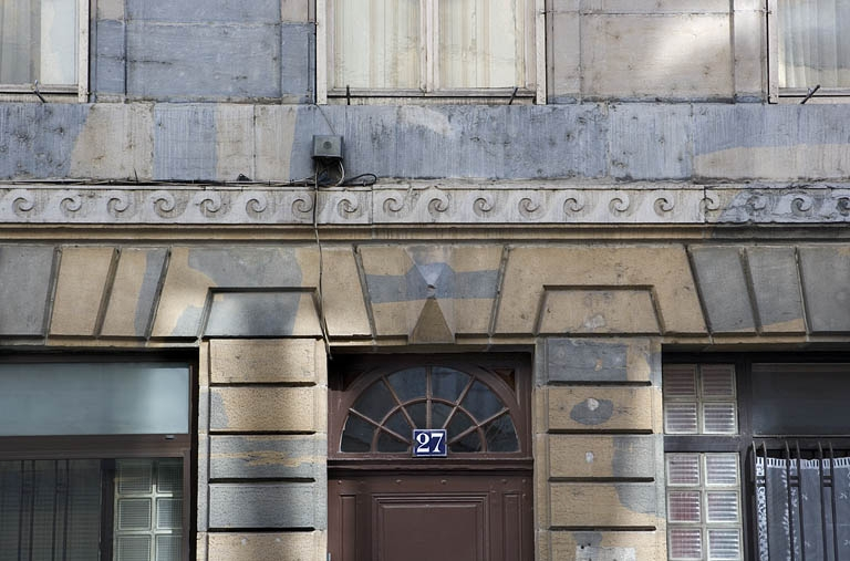 Détail du décor sculpté au-dessus de l'entrée. © Yves Sancey / Région Bourgogne-Franche-Comté, Inventaire du patrimoine - 2007