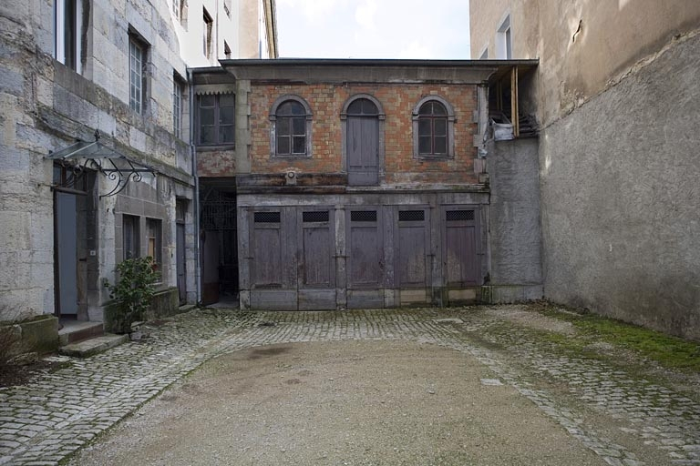 Vue d'ensemble des dépendances en fond de cour, de face. © Yves Sancey / Région Bourgogne-Franche-Comté, Inventaire du patrimoine - 2007