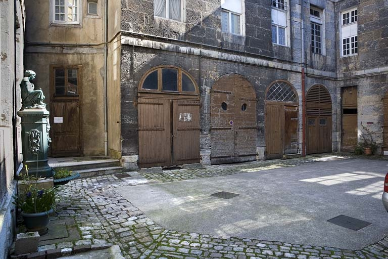 Vue de la cour depuis l'entrée. © Yves Sancey / Région Bourgogne-Franche-Comté, Inventaire du patrimoine - 2007