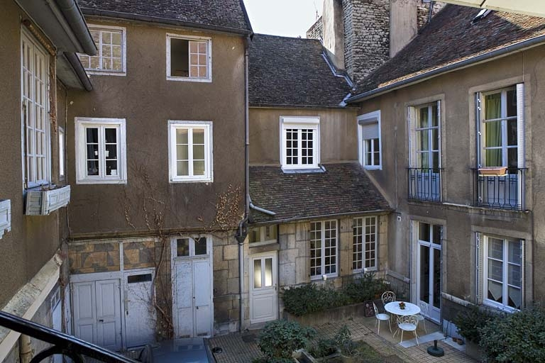 Vue des bâtiments autour de la cour, de trois quarts gauche. © Yves Sancey / Région Bourgogne-Franche-Comté, Inventaire du patrimoine - 2007