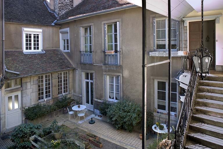Vue des bâtiments sur cour depuis l'escalier, de trois quarts gauche. © Yves Sancey / Région Bourgogne-Franche-Comté, Inventaire du patrimoine - 2007