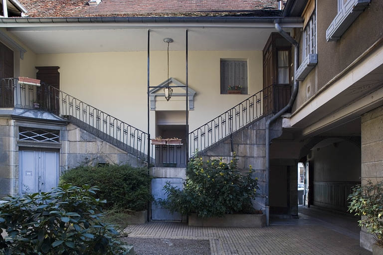 Vue d'ensemble de l'escalier à cage ouverte, de face. © Yves Sancey / Région Bourgogne-Franche-Comté, Inventaire du patrimoine - 2007