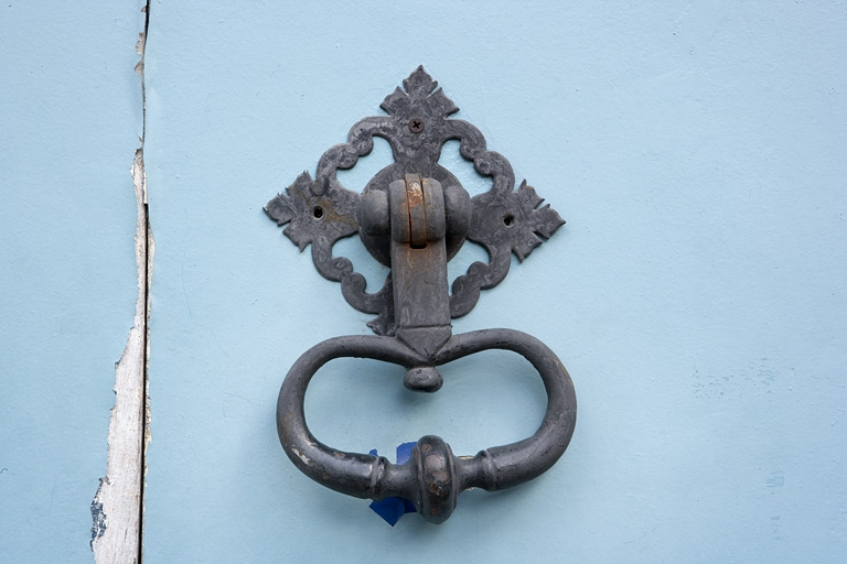 Détail du heurtoir du portail d'entrée. © Yves Sancey / Région Bourgogne-Franche-Comté, Inventaire du patrimoine - 2007