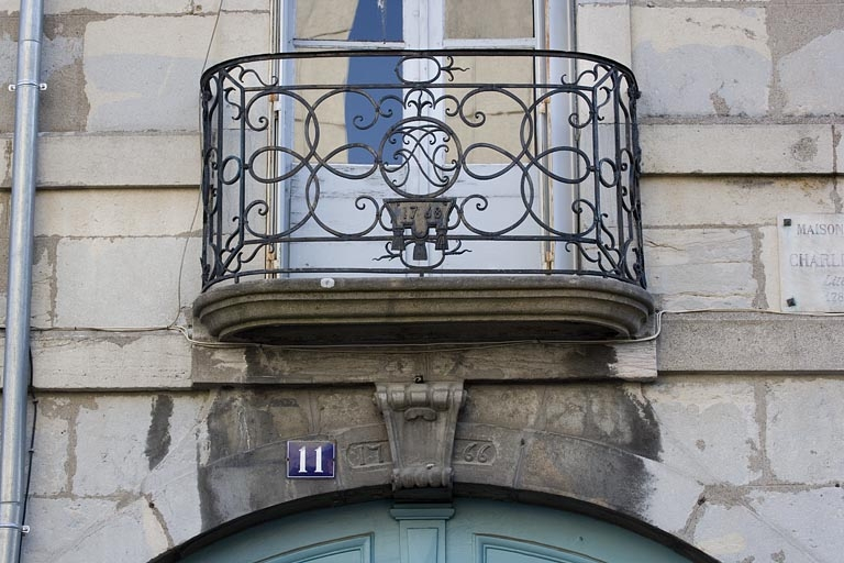 Détail du balcon en fer forgé sur rue, de face. © Yves Sancey / Région Bourgogne-Franche-Comté, Inventaire du patrimoine - 2007