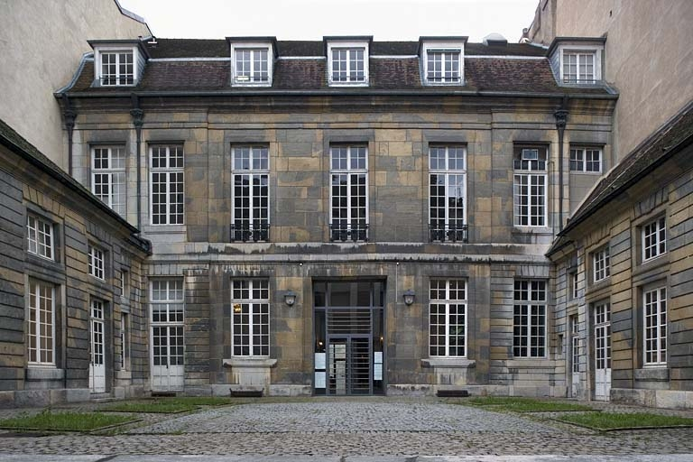 Vue d'ensemble de la façade sur cour du logis principal. © Yves Sancey / Région Bourgogne-Franche-Comté, Inventaire du patrimoine - 2007