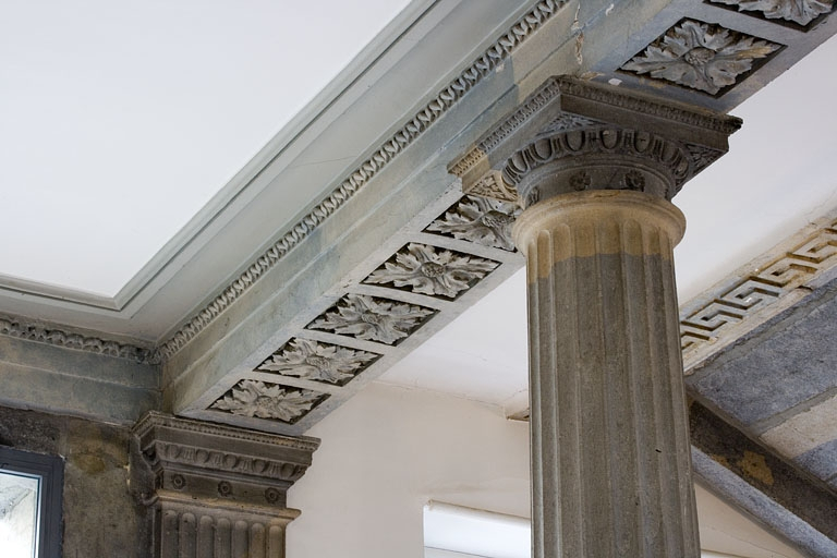 Détail des chapiteaux d'une colonne et d'un pilastre de l'entrée. © Yves Sancey / Région Bourgogne-Franche-Comté, Inventaire du patrimoine - 2007