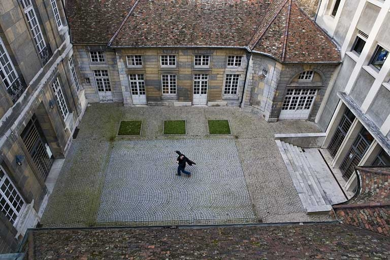 Vue d'ensemble de l'aile des communs à gauche de la cour. © Yves Sancey / Région Bourgogne-Franche-Comté, Inventaire du patrimoine - 2007