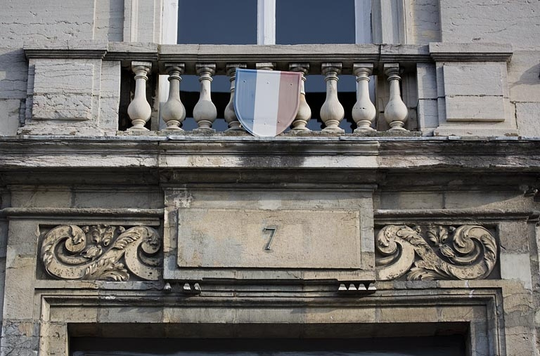 Détail du décor sur le linteau du portail d'entrée. © Yves Sancey / Région Bourgogne-Franche-Comté, Inventaire du patrimoine - 2007