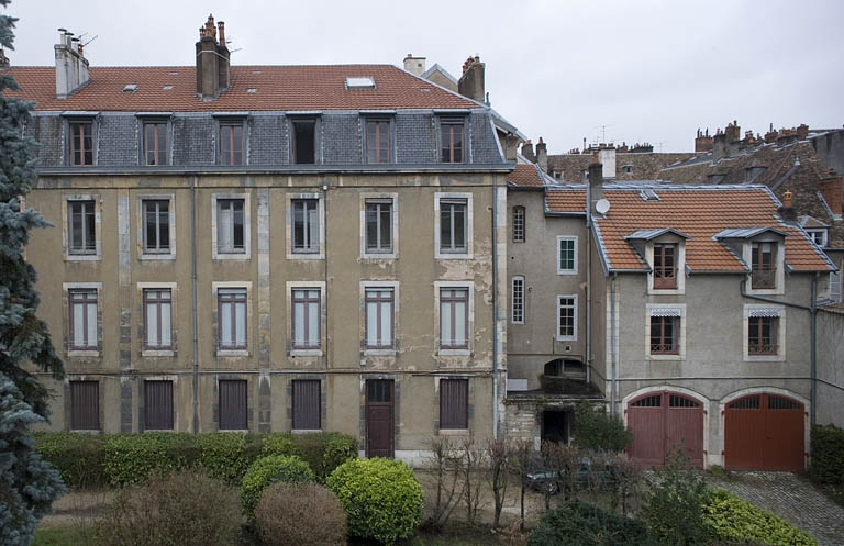 Vue d'ensemble de l'aile à gauche de la cour, de face. © Yves Sancey / Région Bourgogne-Franche-Comté, Inventaire du patrimoine - 2007