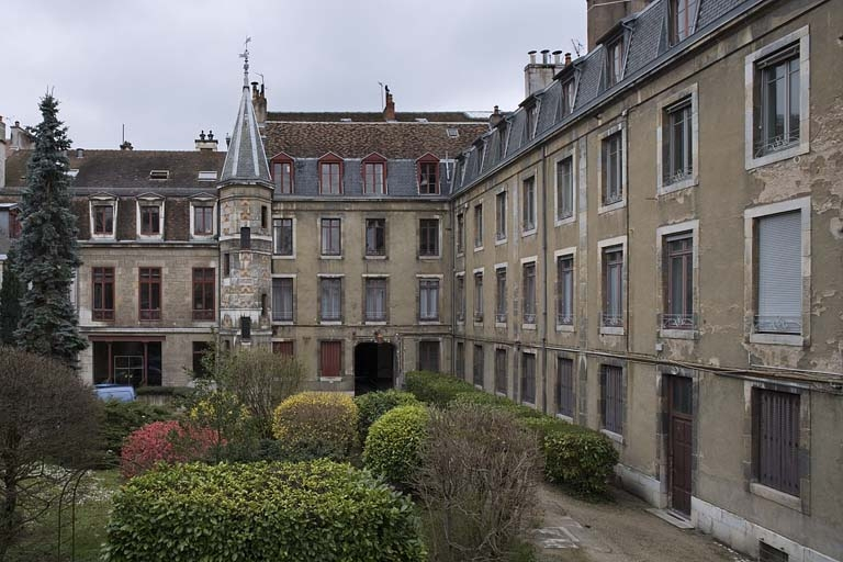 Vue d'ensemble des bâtiments depuis le fond de la cour, de trois quarts droit. © Yves Sancey / Région Bourgogne-Franche-Comté, Inventaire du patrimoine - 2007