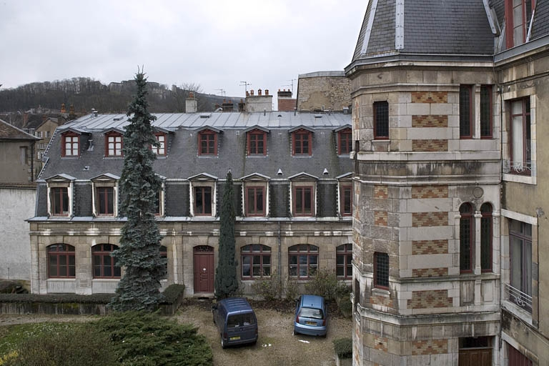 Vue d'ensemble de l'aile droite sur cour, de face. © Yves Sancey / Région Bourgogne-Franche-Comté, Inventaire du patrimoine - 2007