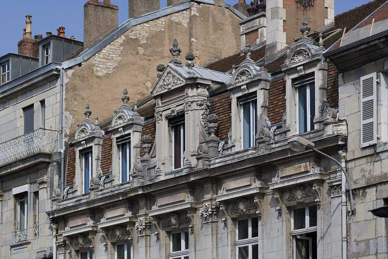 Vue d'ensemble de la partie supérieure de la façade sur rue, de trois quarts droit. © Yves Sancey / Région Bourgogne-Franche-Comté, Inventaire du patrimoine - 2007